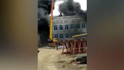 Крановщик спас рабочих, заблокированных на крыше горящей школы. Видео - vesti.ru - Петропавловск-Камчатский