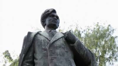 Арвидас Анушаускас - Заммэра Вильнюса сравнил памятник советскому писателю Пятрасу Цвирке с туалетом - eadaily.com - Литва - Вильнюс