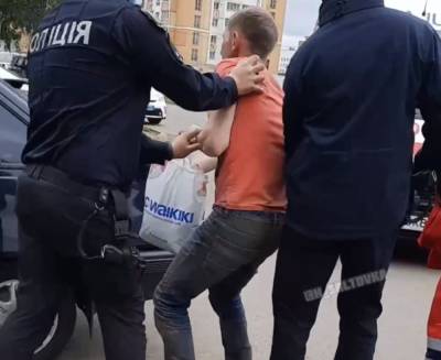 "У братца слегка съехала кукуха": в Харькове неадекват ломился в чужую машину, кадры - politeka.net - Харьковская обл. - Харьков