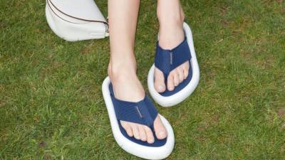 Ким Кардашьян - Вьетнамки – самая модная обувь этого лета - skuke.net