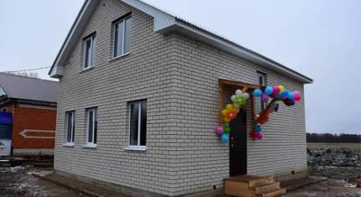 Власти выдали многодетной семье жилье с кривыми стенами и протекающей крышей: "Зашла в дом и чуть не расплакалась" - pg21.ru - респ. Чувашия
