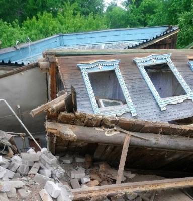 Третий дом в деревне Караулово сполз в овраг из-за провала грунта - vgoroden.ru - Нижний Новгород - район Кстовский