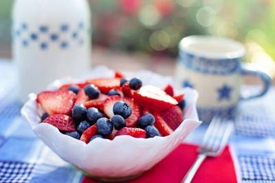 Эксперты перечислили фрукты и ягоды, которые вернут молодость коже - vm.ru
