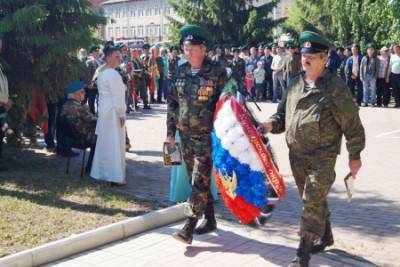 С фуражками и флагами. В Кунгуре отметили День пограничника - iskra-kungur.ru - Пермь