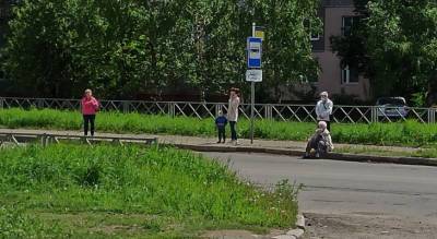 "Нанотехнологии в действии": ярославские пенсионеры ждут транспорта, сидя на бордюре - progorod76.ru - Ярославская обл. - Ярославль