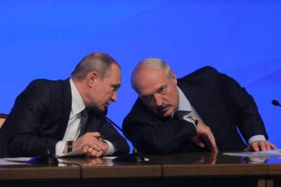 Александр Лукашенко - Лукашенко раскрыл содержимое чемодана, с которым он приехал на встречу с Путиным - mk.ru - Сочи - с. Путин