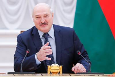Владимир Путин - Александр Лукашенко - Лукашенко раскрыл содержимое взятого на встречу с Путиным чемодана - lenta.ru - Сочи