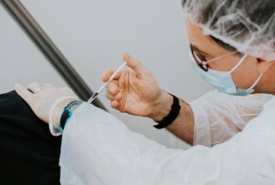 В Украине для экстренного применения одобрили вакцину AstraZeneca производства ЕС - kp.ua - Англия - Канада