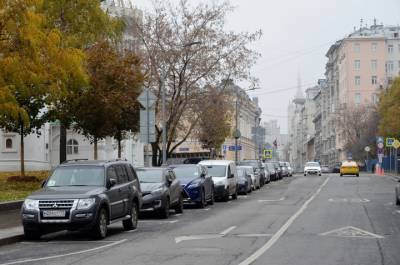 Неизвестный похитил из припаркованного в центре Москвы Porsche 350 тысяч рублей - vm.ru - Москва