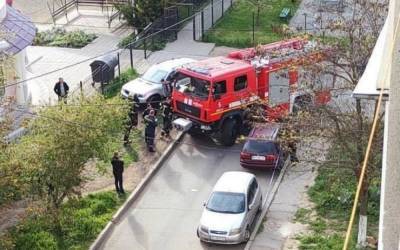 Кадры ЧП в жилом доме в Харькове: человек оказался в западне, спасатели бросились на помощь - politeka.net - Харьковская обл. - Харьков