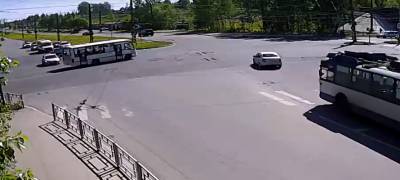 Опасный маневр маршрутки в Петрозаводске едва не закончился трагедией (ВИДЕО) - stolicaonego.ru - Петрозаводск - республика Карелия