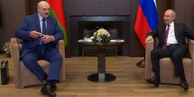 Владимир Путин - Александр Лукашенко - Лукашенко рассказал, что находилось в чемодане, взятом на встречу с Путиным - ruposters.ru - Сочи - с. Путин