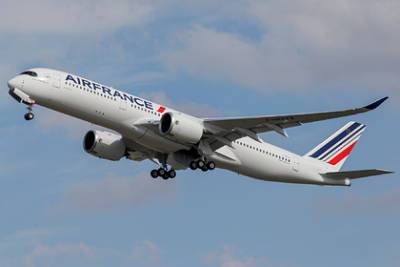 Первый за неделю рейс Air France вылетел из Парижа в Москву - lenta.ru - Москва - Париж