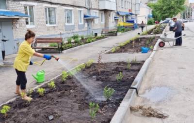 Красота своими руками. В Кунгуре жители навели порядок на придомовой территории - iskra-kungur.ru - Пермь