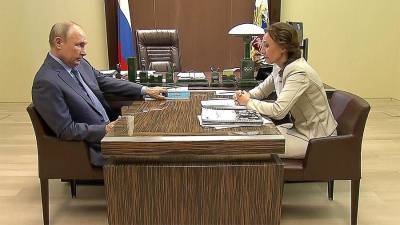 Владимир Путин - Дмитрий Песков - Анна Кузнецова - В Кремле объяснили «спартанскую обстановку» в кабинете Путина в Сочи - iz.ru - Сочи
