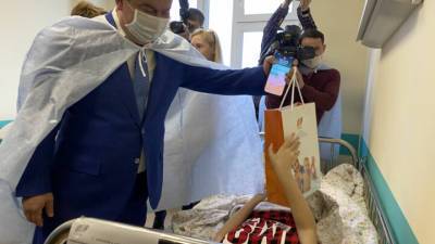 Марат Садыков - Глава Минздрава и Уполномоченный по правам человека навестили пострадавших в Казани детей - vesti.ru - респ. Татарстан - Казань