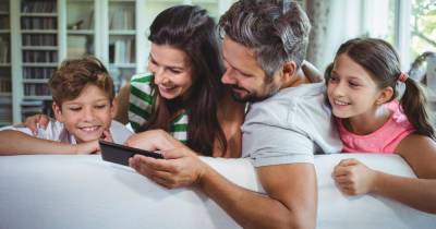 Почти половина родителей общается с детьми в соцсетях - ren.tv