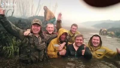 Десантники спаслись от лесного пожара в водоеме в Тюменской области - piter.tv - Тюменская обл.