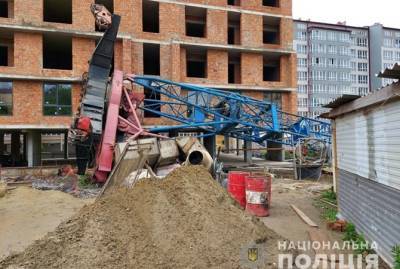 В Черновцах при строительстве дома рухнул кран, водитель в реанимации - kp.ua - Черновцы