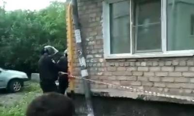 В Петрозаводске двое молодых людей стреляли по окнам квартиры и снимали это на видео - gubdaily.ru - Петрозаводск