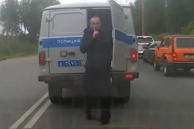 Россиянин сбежал из полицейской буханки и повеселил пробку - mk.ru - Саранск