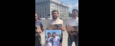 Векил Абдуллаев - В Новосибирске азербайджанцы провели акцию памяти о случайно застреленном при задержании - runews24.ru - Новосибирск