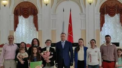 Александр Беглов - Губернатор вручил 14 петербургским многодетным семьям медали - piter.tv - Санкт-Петербург