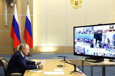 Владимир Путин - Путин сравнил нагрузку у многодетных родителей и у президента - mk.ru - Волжский