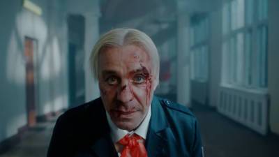 Тилль Линдеманн - Аглая Тарасова - Лидер Rammstein выпустил клип с Аглаей Тарасовой и Александром Реввой - vesti.ru