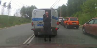 В Саранске сняли неудачный побег задержанного из полицейской "буханки" во время движения - ruposters.ru - Саранск