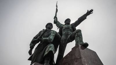 В Севастополе вандалы разрисовали памятник «Матрос и солдат» - iz.ru - Севастополь
