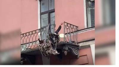 Упавшие с балкона мужчина и женщина в Петербурге выздоравливают - piter.tv - Санкт-Петербург