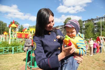 Тверские следователи поздравили детей в доме ребёнка - tver.mk.ru - Тверь