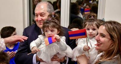Армен Саркисян - Президент устроил в резиденции праздник для детей из приграничья и Карабаха. Видео - ru.armeniasputnik.am