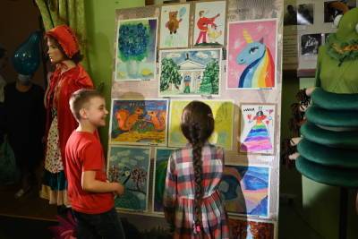 В донецкой муздраме открылась выставка детского творчества - mk.ru