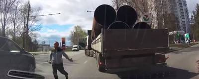 В Екатеринбурге разъяренный дальнобойщик с монтировкой разбил зеркало у иномарки - runews24.ru - Екатеринбург