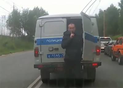 "Побег года": в сети обсуждают видео с полицейским УАЗиком и неудачливым беглецом - nakanune.ru