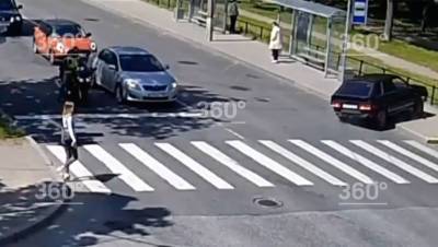 Дорожный знак спас пешеходов от вылетевшей на тротуар машины в Пушкине - gazeta.ru - Пушкин