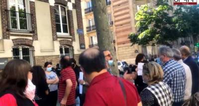 Никола Пашинян - Пашиняна встретили в у посольства Армении в Париже акцией протеста. Видео - ru.armeniasputnik.am - Бельгия - Париж - Посольство