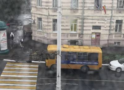 Похоронный автобус, ежедневно поджидающий у дома, наводит ужас на жительницу Новочеркасска - privet-rostov.ru - Новочеркасск
