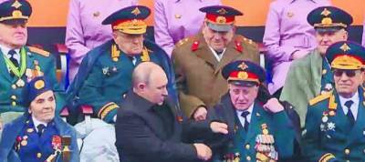 Владимир Путин - В Москве мошенники обманули сидевшего с Путиным на параде ветерана на 400 тысяч рублей - runews24.ru - Москва