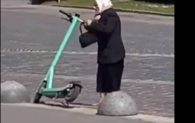 Во Львове пожилая женщина громила припаркованные электросамокаты - korrespondent.net - Украина - Киев - Львов