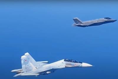 Встреча российского и итальянского истребителей над Балтикой попала на видео - lenta.ru - Эстония