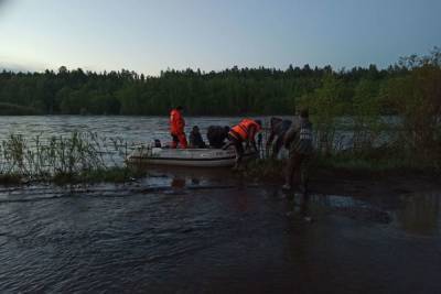 Троих человек эвакуировали с застрявшего в реке грузовика в районе Забайкалья - mk.ru - Чита - район Забайкалья