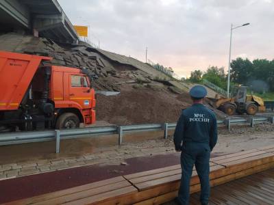 Из-за обильного дождя в Уфе под Бельским мостом размыло грунт - bash.news - Башкирия - Уфа