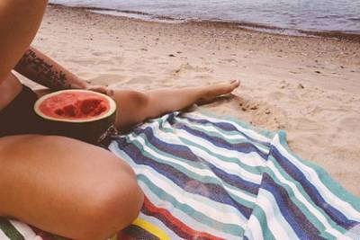 Диетолог перечислила оптимальные продукты для перекуса на пляже - lenta.ru