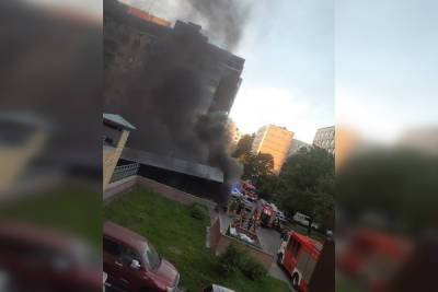 Пожар уничтожил четыре машины на проспекте Большевиков - spb.mk.ru - Санкт-Петербург