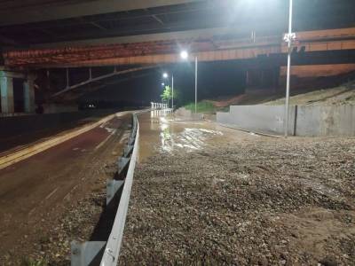 В Уфе перекрыли улицу Набережную, на которую вымыло грунт во время ночного ливня - ufacitynews.ru - Уфа