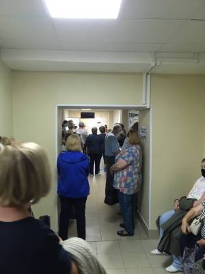 «Соцдистанция? Не, не слышали»: в Сосновом Бору образовалась плотная очередь в поликлинике - ivbg.ru - Россия - Ленинградская обл.