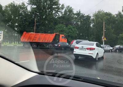 На улице Спортивной из-за ДТП образовалась крупная пробка - ya62.ru - Рязань